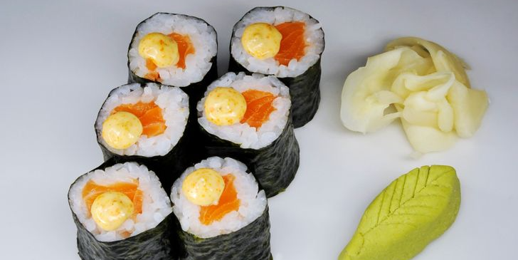 Spicy salmon maki - MY | Sushi & Japanese Food Delivery in Monaco, Cap-d'Ail & Beausoleil